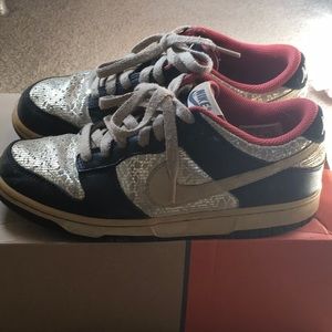 Nike Women’s low tops 7.5 gold foil details